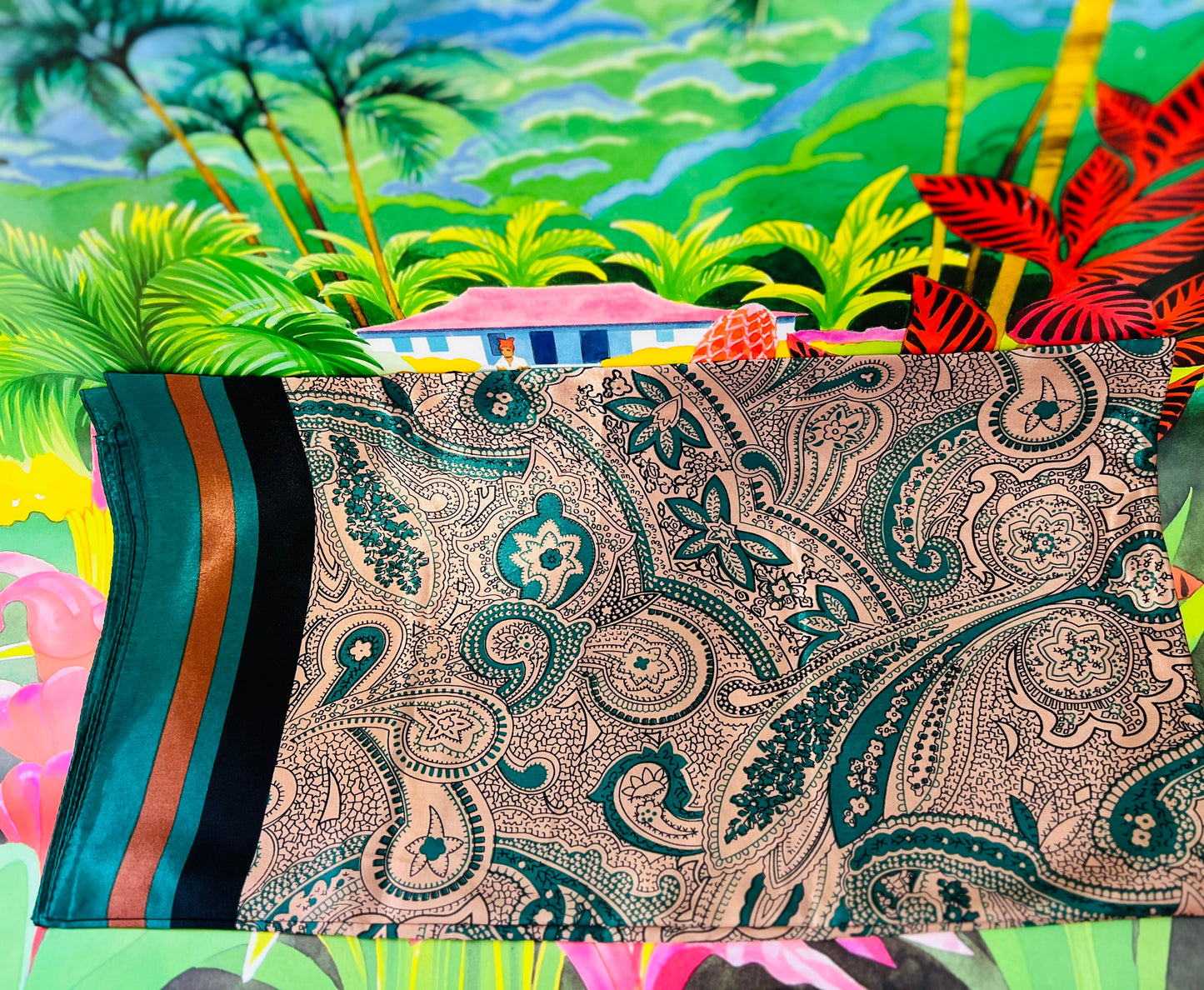 Foulard effet satiné 90x90 cm – Miss Claudia