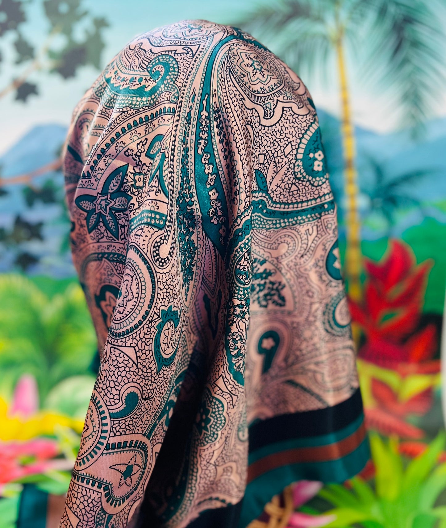 Foulard effet satiné 90x90 cm – Miss Claudia