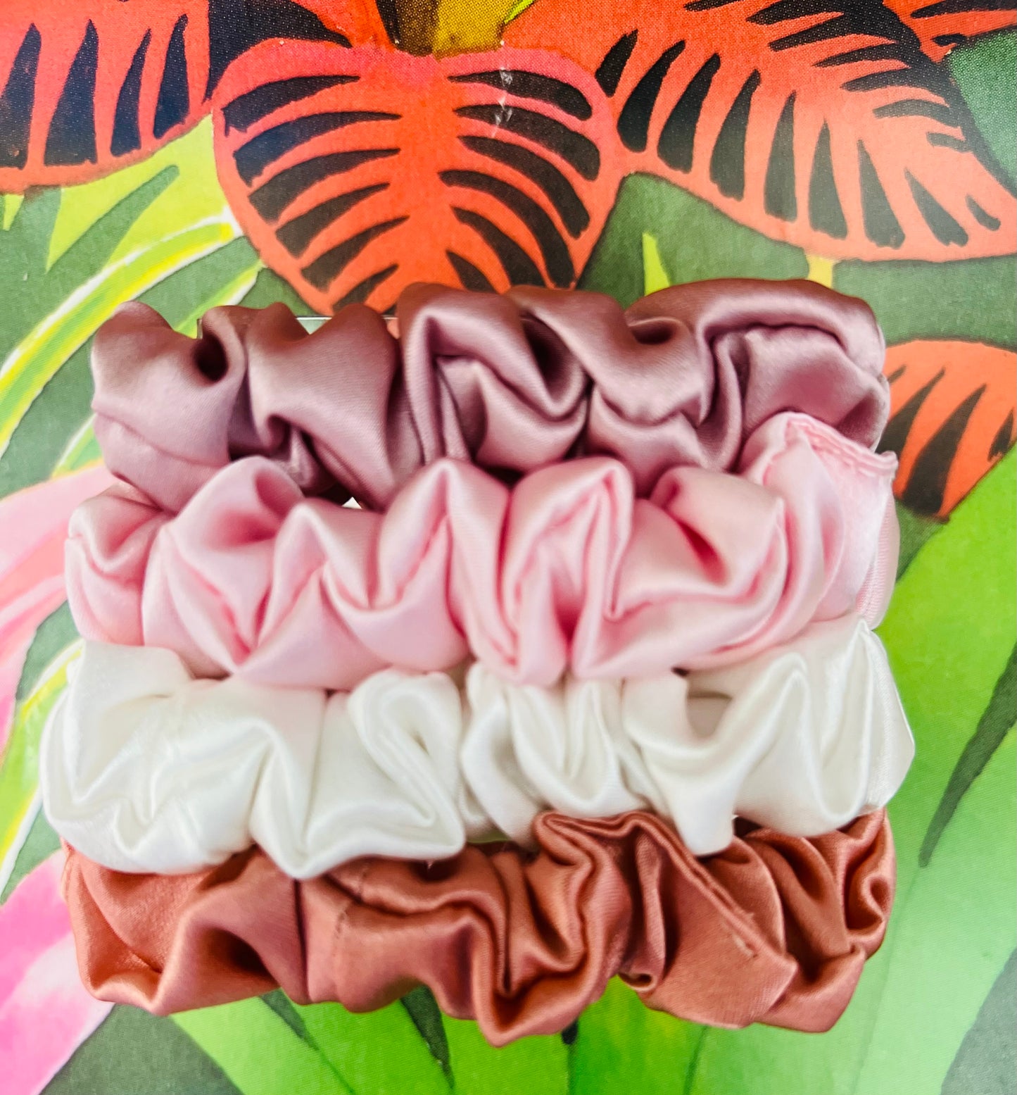 Set of 4 Mulberry Silk 22-Momme Scrunchies – Miss Fanta | Chic & Breakage-Free