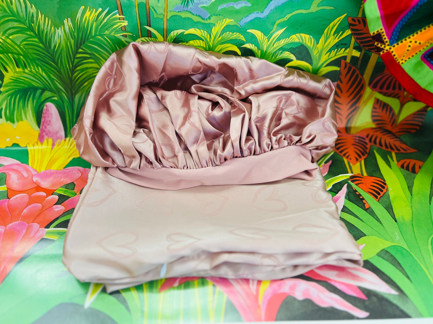 ✨ Ensemble Bonnet & Taie d’Oreiller en Satin de Mûrier – Miss Paris | Luxe & Protection Capillaire ✨